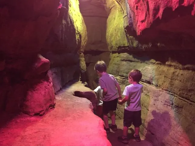 kids walking through the Olentangy Indian Caverns