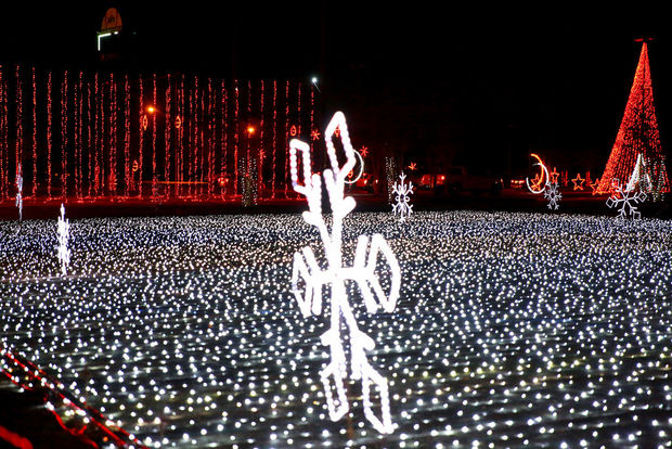 LED Snowflakes in the field at WonderLight's Christmas in Ohio drive through light show