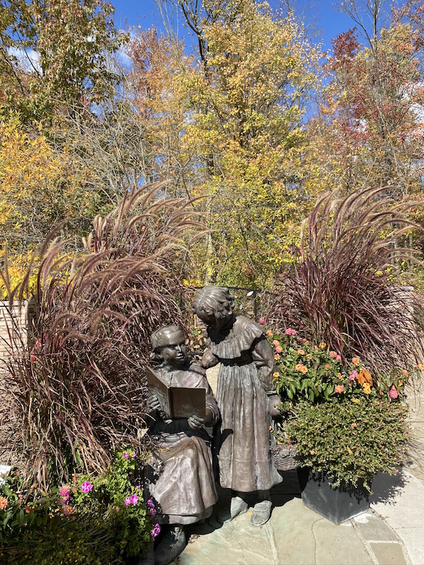 Statue of The Sisters in Inniswood Metro Gardens