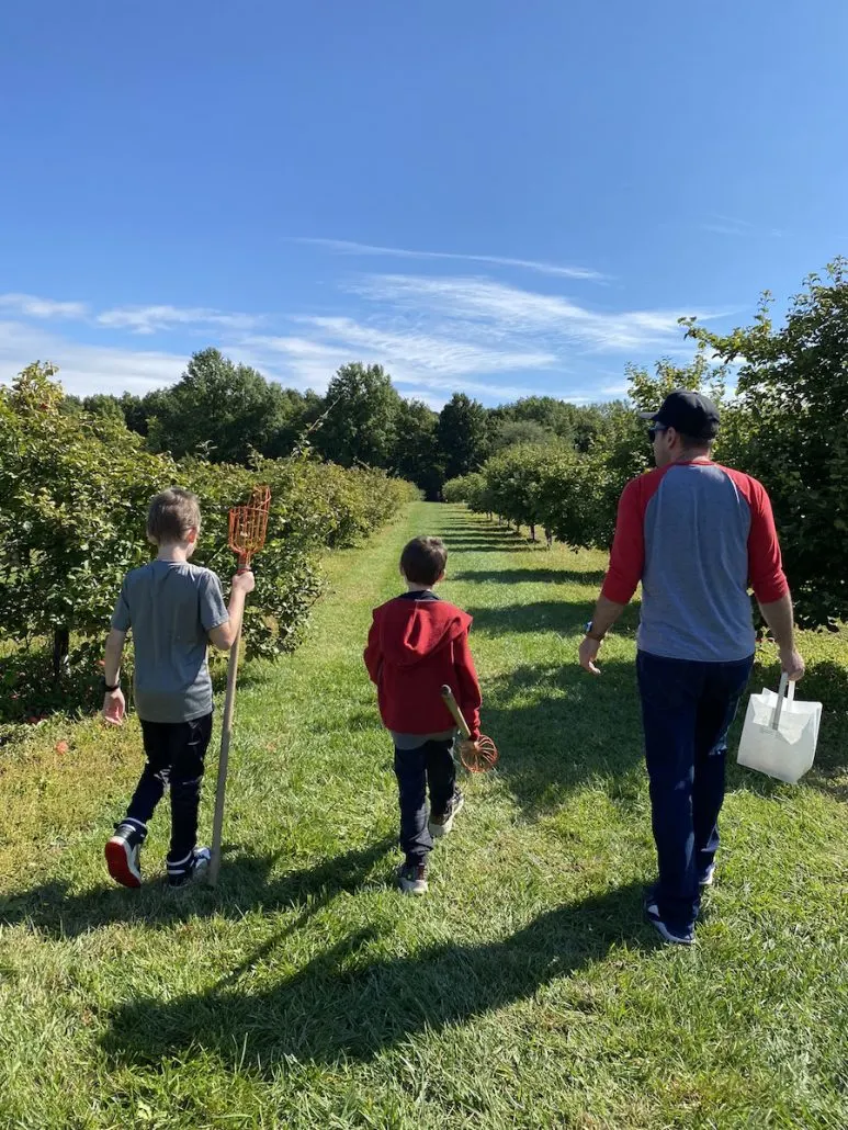 Family going apple picking, a fun thing to do in Marysville, Ohio.