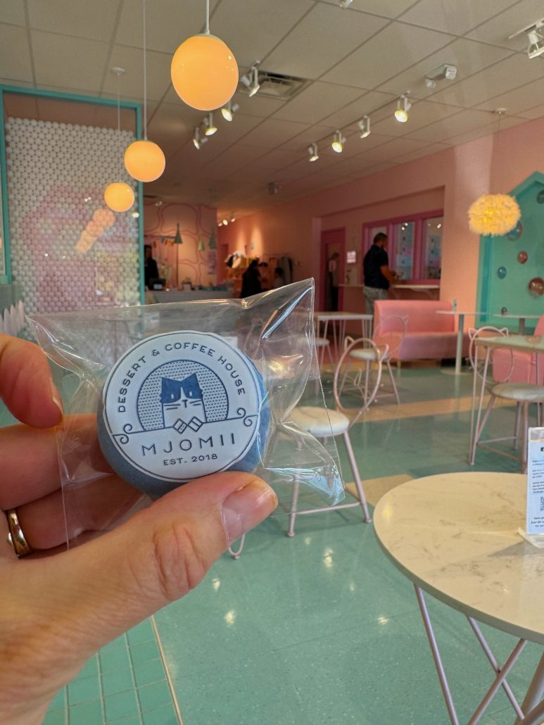 A macaron from Mjomii Cafe sold at the cat cafe.