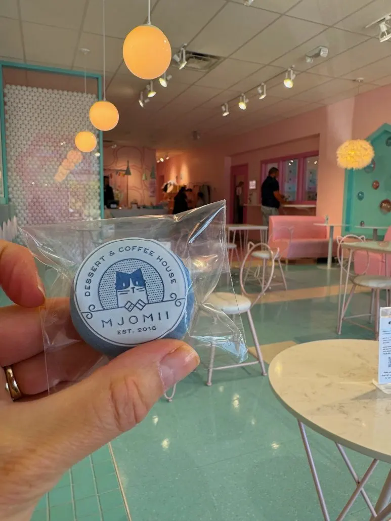 A macaron from Mjomii Cafe sold at the cat cafe.